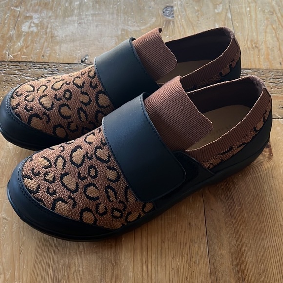 NEW Traq by Alegria Qwik Sneaker Slip on Walking Shoe Leopard 38 EUR 8-8.5 US - Picture 3 of 11